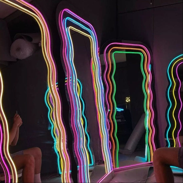 Golvende neonspiegel, aangepast spiegel neon LED-bord